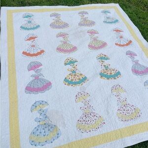 Vintage Quilt with Colorful Umbrella Ladies Sunbonnet Sue 1940s